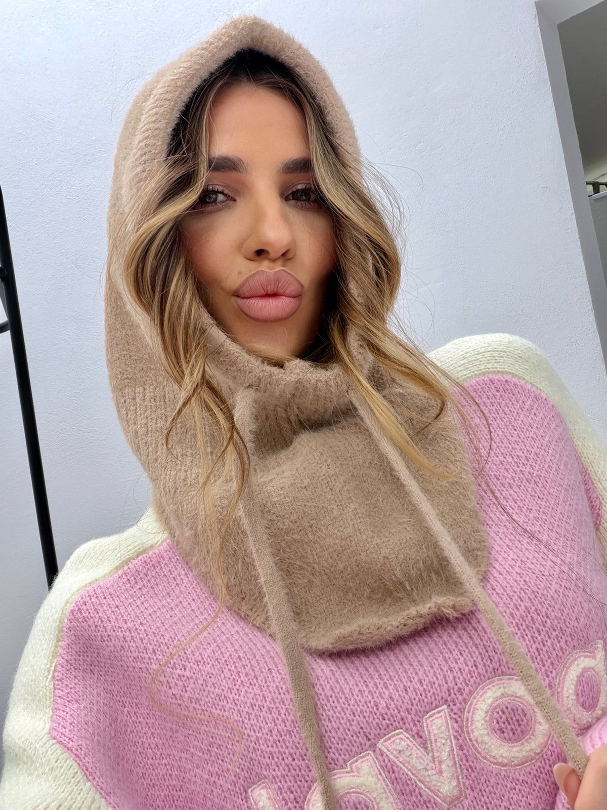 Sabina Kapucni Sötétbézs
